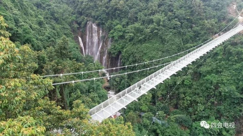 世界上最宽的观景瀑布玻璃桥